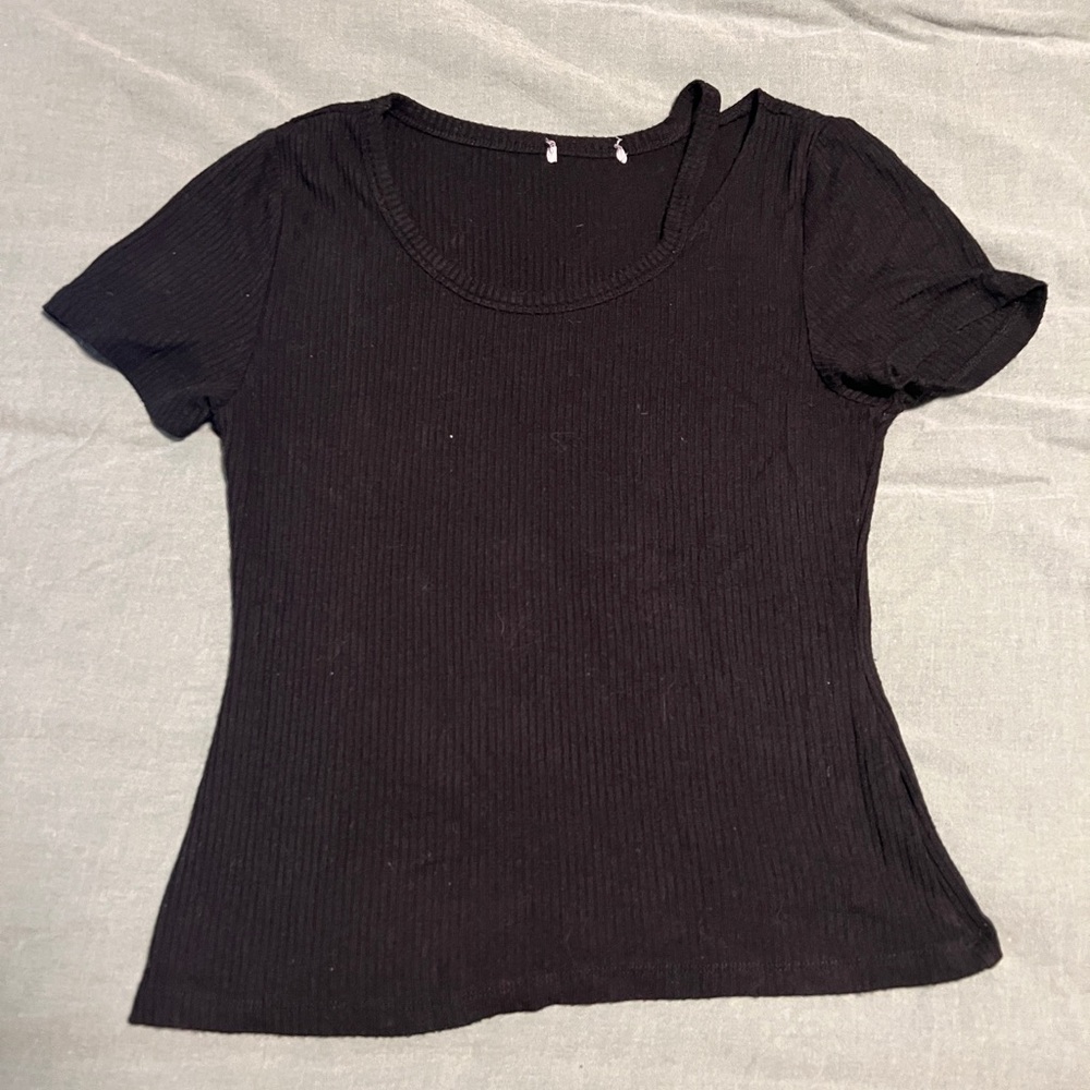 Black ribbed shirt with cutout